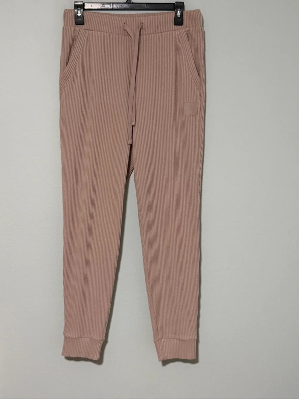ALO YOGA Muse Sweatpants in Dusty Rose - Small